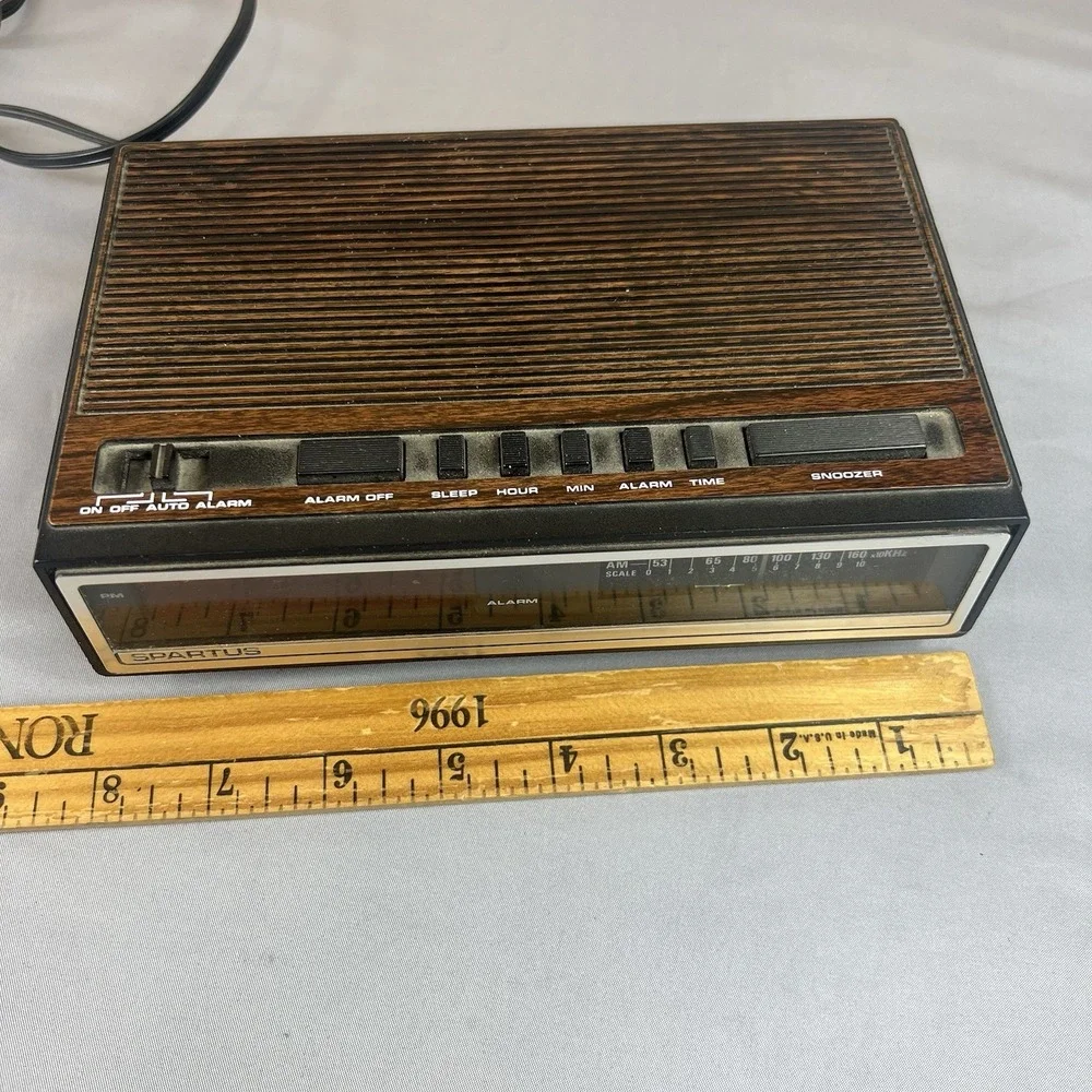 Vintage Spartus AM/FM Alarm Clock Radio Model 0107-61 Tested Working